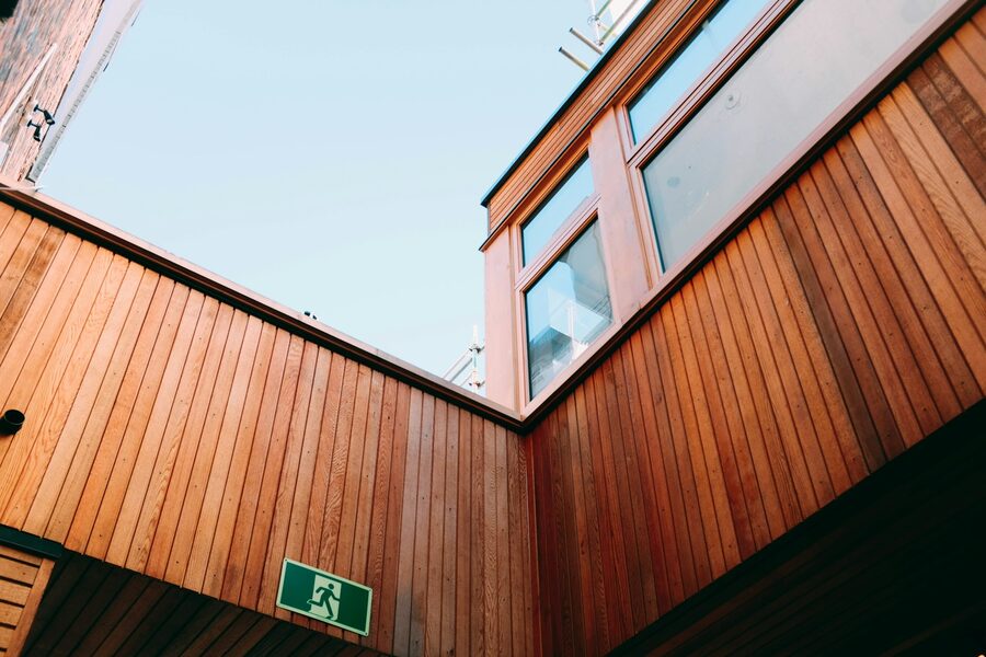 Holzfassade mit horizontalen Brettern und einem Fenster